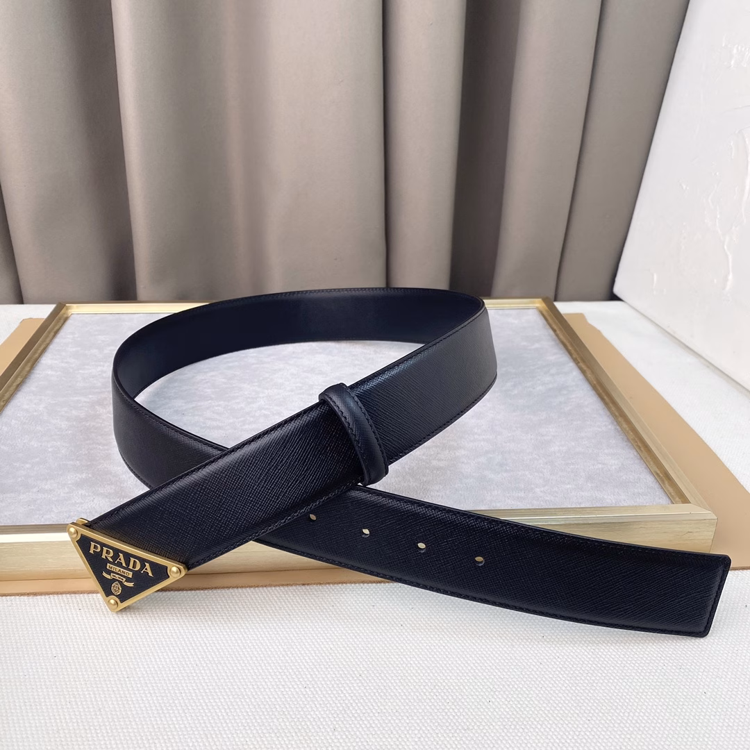 Prada. Top cowhide leather. Width 3.8CM. Official website sync, pure copper metal logo. Top cowhide leather, soft and comfortable. Suitable for low-key business people