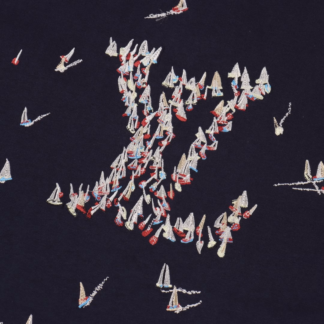 Louis Vuitton 1V 25SS Sailboat Embroidery Short SleeveThe crew neck T-shirt is made of plain cotton fabric. It has a slim fit, ribbed knit trims, decorative embroidery craftsmanship, and a checked flight design.
