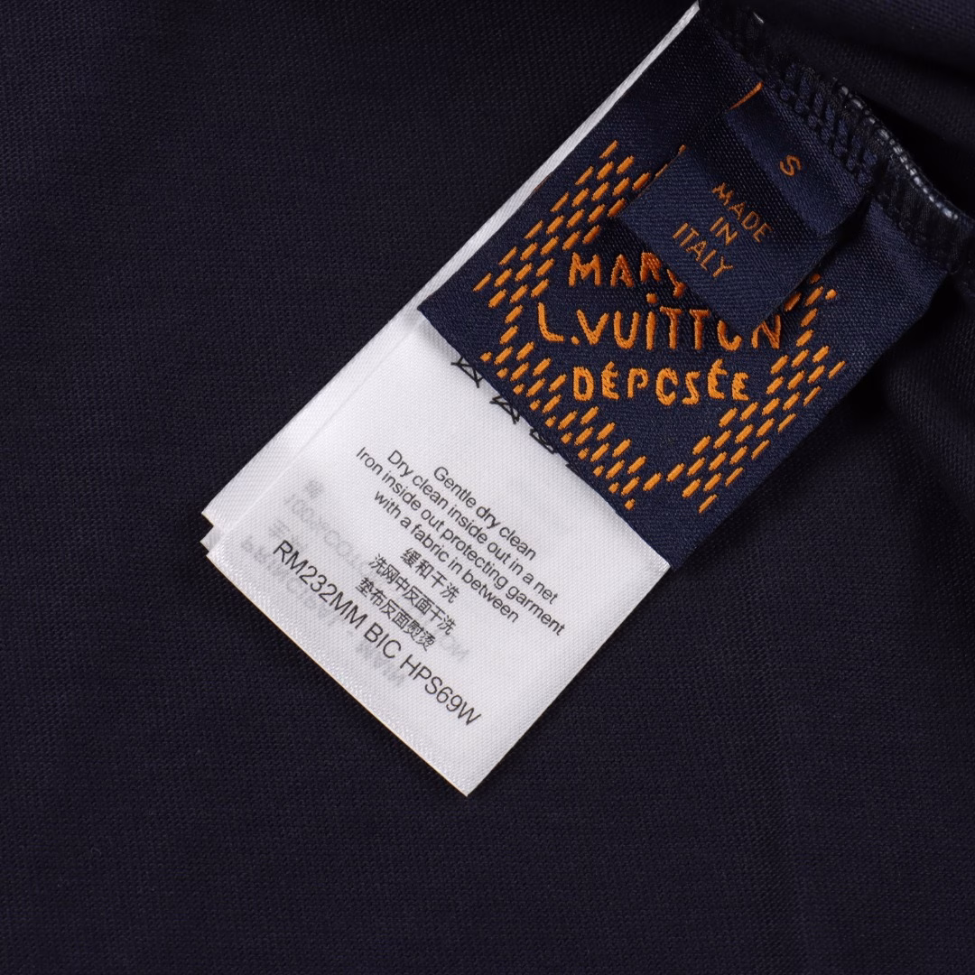 Louis Vuitton 1V 25SS Sailboat Embroidery Short SleeveThe crew neck T-shirt is made of plain cotton fabric. It has a slim fit, ribbed knit trims, decorative embroidery craftsmanship, and a checked flight design.