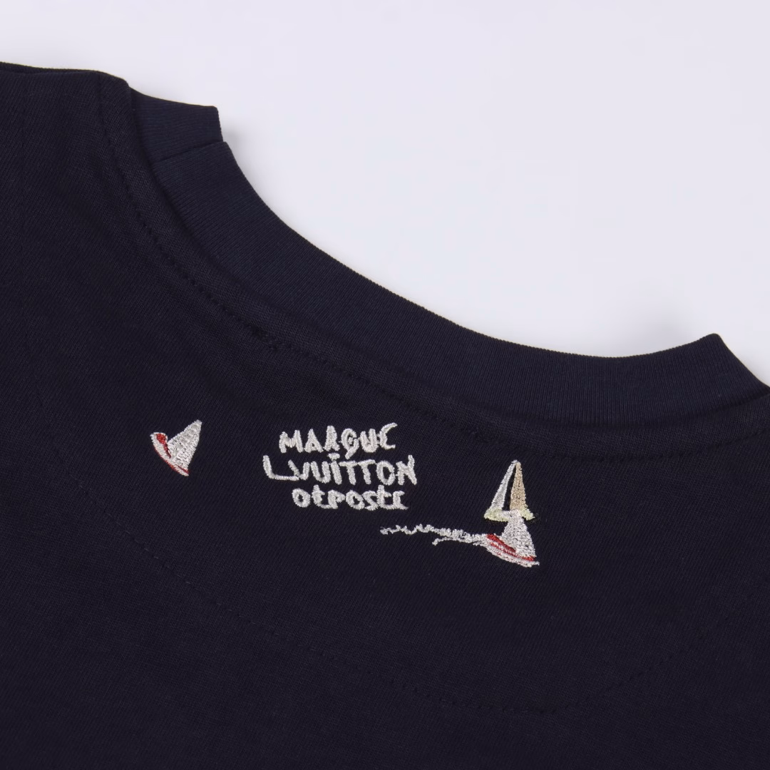 Louis Vuitton 1V 25SS Sailboat Embroidery Short SleeveThe crew neck T-shirt is made of plain cotton fabric. It has a slim fit, ribbed knit trims, decorative embroidery craftsmanship, and a checked flight design.
