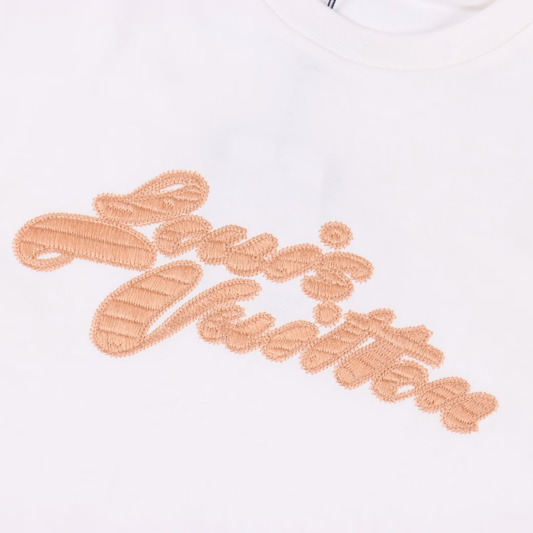 Louis Vuitton 25ss Embroidered Artistic Letter Logo Short Sleeve T-shirtCotton jersey fabric is a knitted fabric made of cotton fiber. The fabric has good moisture absorption and breathability. The softness and skin-friendliness of cotton fiber make the fabric feel comfortable. The fabric structure gives the fabric a certain strength and stability, but its elasticity may be less than other complex weaving methods.