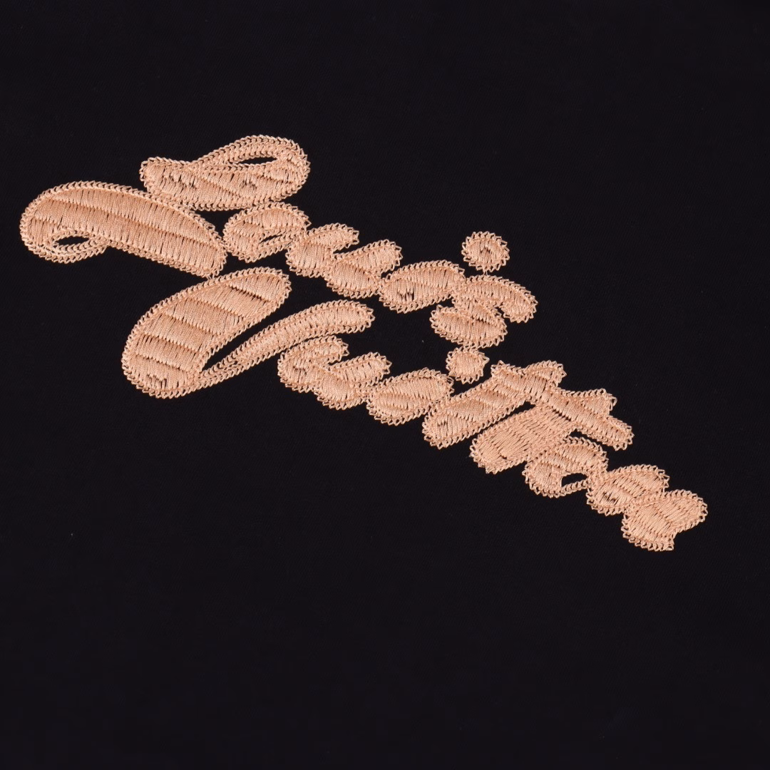 Louis Vuitton 25ss Embroidered Artistic Letter Logo Short Sleeve T-shirtCotton jersey fabric is a knitted fabric made of cotton fiber. The fabric has good moisture absorption and breathability. The softness and skin-friendliness of cotton fiber make the fabric feel comfortable. The fabric structure gives the fabric a certain strength and stability, but its elasticity may be less than other complex weaving methods.