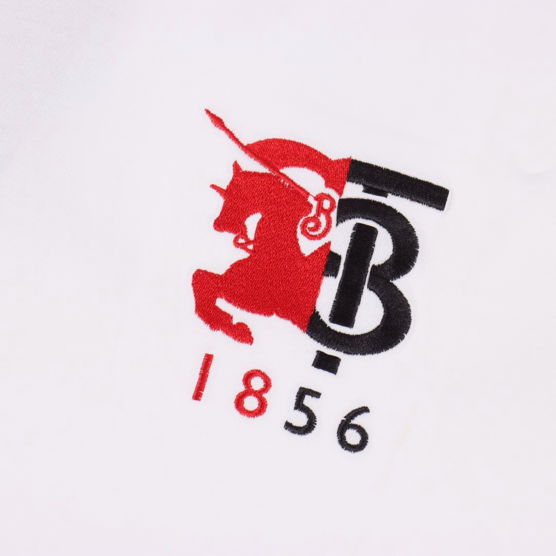 Burberry prancing horse TB badge embroidered short sleevesSelected long-staple cotton yarn, 260g fine spinning high-count heavyweight custom-woven and custom-dyed fabric,High-temperature washing and shaping before cutting, finished product is washed again, skin-friendly and soft, with natural drape.Same as the counter, slightly dropped shoulders and loose version, salty or sweet, suitable for both men and women, super versatile.Original label.
