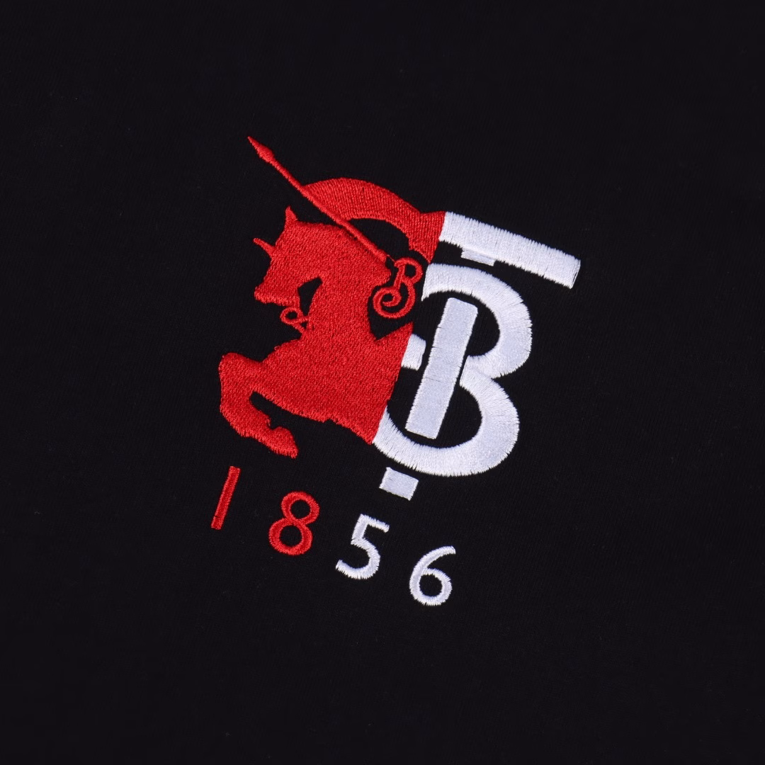 Burberry prancing horse TB badge embroidered short sleevesSelected long-staple cotton yarn, 260g fine spinning high-count heavyweight custom-woven and custom-dyed fabric,High-temperature washing and shaping before cutting, finished product is washed again, skin-friendly and soft, with natural drape.Same as the counter, slightly dropped shoulders and loose version, salty or sweet, suitable for both men and women, super versatile.Original label.