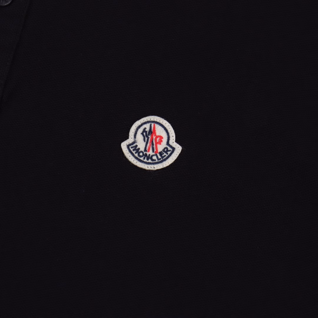 Moncler MC coffee collar short-sleeved POLO shirtUsing original 220g custom-made pique fabric, the threads are dyed in the same vat, with the right pattern and zero color difference. The buttons are made in 1:1 molds, and the collar color and size ratio are restored to the original. Exclusive quality is different from currency. Welcome to compare