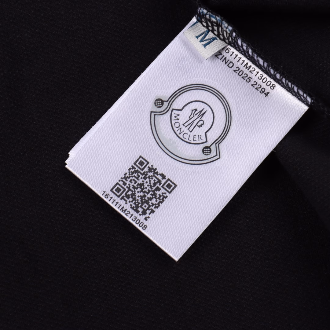 Moncler MC coffee collar short-sleeved POLO shirtUsing original 220g custom-made pique fabric, the threads are dyed in the same vat, with the right pattern and zero color difference. The buttons are made in 1:1 molds, and the collar color and size ratio are restored to the original. Exclusive quality is different from currency. Welcome to compare