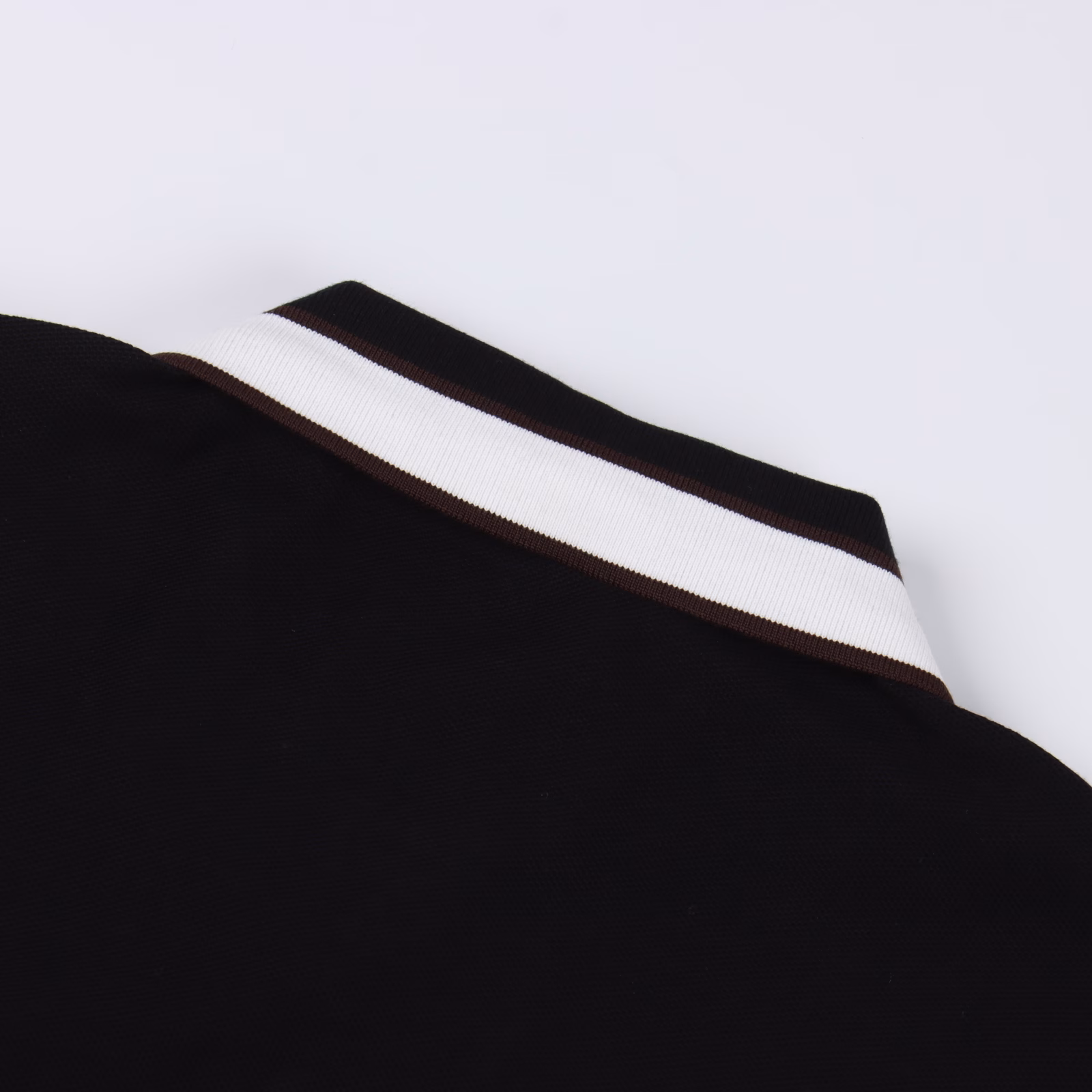 Moncler MC coffee collar short-sleeved POLO shirtUsing original 220g custom-made pique fabric, the threads are dyed in the same vat, with the right pattern and zero color difference. The buttons are made in 1:1 molds, and the collar color and size ratio are restored to the original. Exclusive quality is different from currency. Welcome to compare