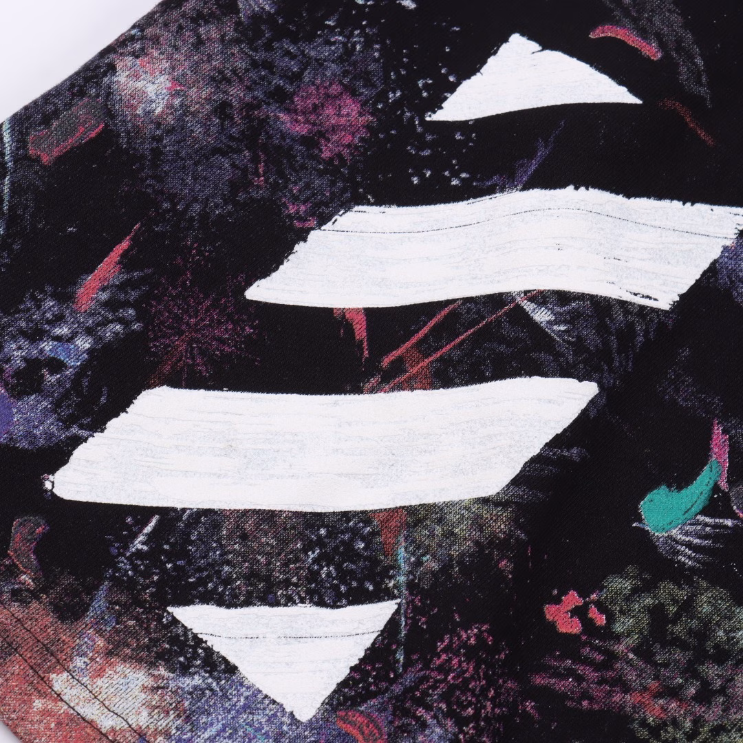 OFF WHITE C/O VIRGIL 17ss Starry Sky Fireworks Ink-Splashed Printed ShortsThe fabric is 380g sweater fabric, terry texture, washed and pre-shrunk without fading or shrinking, a total of 8 sets of screens, the colors are all produced by color collision, offset printing is thermosetting ink, one-to-one data alignment, thick plate concave and convex feel, the thickness was debugged 13 times last time, the color was adjusted 12 times on the machine to finalize the plate, eight plates were printed in eight times for one color, plus an arrow thick plate printing, the first layer is printed in gray, the second layer is printed in white, the third layer is yellow, the fourth layer is green, the fifth layer is blue, the sixth layer is purple, the seventh layer is orange, and the last layer is a thick plate. Any step will be invalid if it goes wrong. Brand new washing label auxiliary materials, I don’t know how many layers of printing have been brushed, and I risked the risk of printing badly to carve out such a model. If it is not a customized fabric, it really can’t hold such a toss. The starry sky fireworks effect is staggered + Strong sense of layering, large logo printed on the back, authentic brush effect, strong sense of concave and convex, no ambiguity in materials, customized tag accessories, all in place