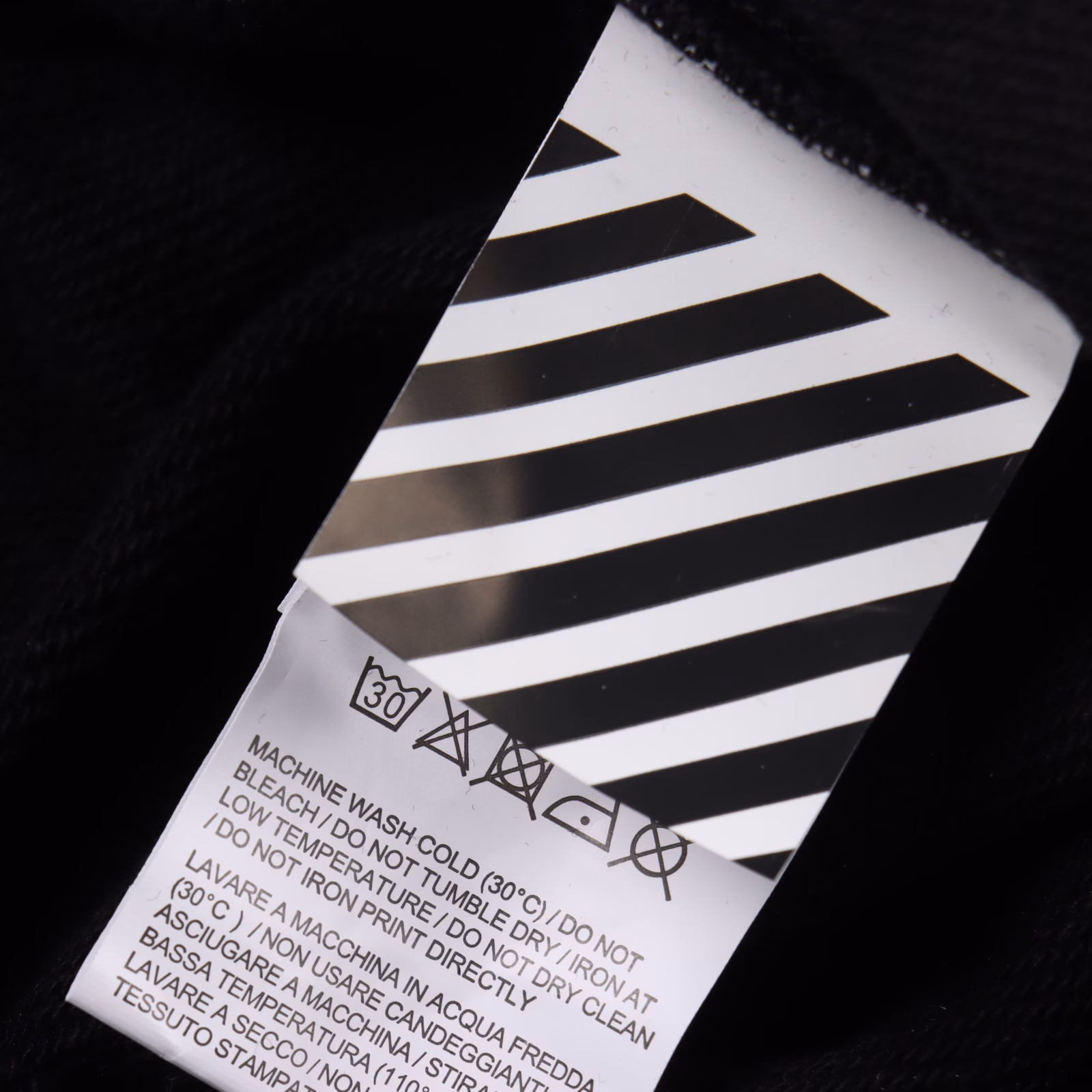 OFF WHITE C/O VIRGIL 17ss Starry Sky Fireworks Ink-Splashed Printed ShortsThe fabric is 380g sweater fabric, terry texture, washed and pre-shrunk without fading or shrinking, a total of 8 sets of screens, the colors are all produced by color collision, offset printing is thermosetting ink, one-to-one data alignment, thick plate concave and convex feel, the thickness was debugged 13 times last time, the color was adjusted 12 times on the machine to finalize the plate, eight plates were printed in eight times for one color, plus an arrow thick plate printing, the first layer is printed in gray, the second layer is printed in white, the third layer is yellow, the fourth layer is green, the fifth layer is blue, the sixth layer is purple, the seventh layer is orange, and the last layer is a thick plate. Any step will be invalid if it goes wrong. Brand new washing label auxiliary materials, I don’t know how many layers of printing have been brushed, and I risked the risk of printing badly to carve out such a model. If it is not a customized fabric, it really can’t hold such a toss. The starry sky fireworks effect is staggered + Strong sense of layering, large logo printed on the back, authentic brush effect, strong sense of concave and convex, no ambiguity in materials, customized tag accessories, all in place