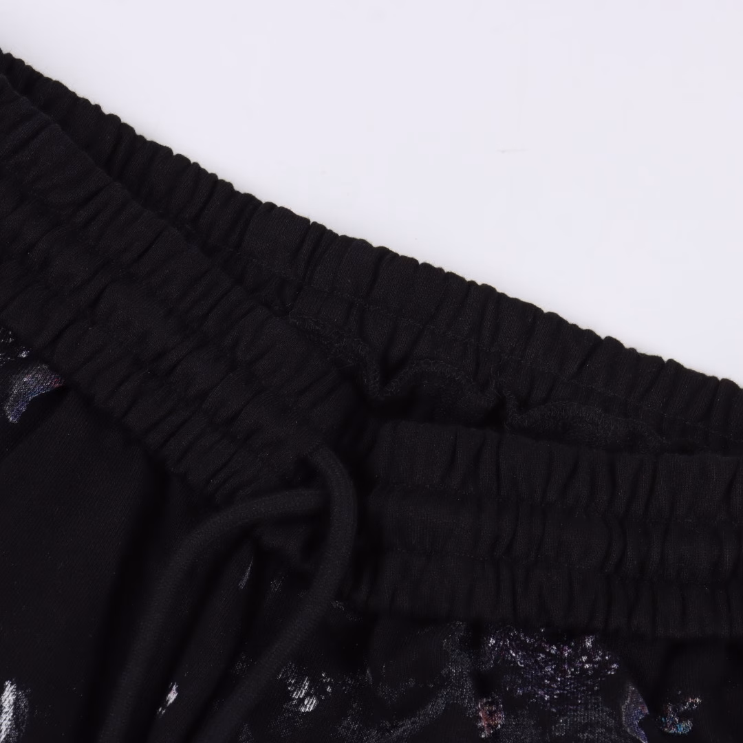 OFF WHITE C/O VIRGIL 17ss Starry Sky Fireworks Ink-Splashed Printed ShortsThe fabric is 380g sweater fabric, terry texture, washed and pre-shrunk without fading or shrinking, a total of 8 sets of screens, the colors are all produced by color collision, offset printing is thermosetting ink, one-to-one data alignment, thick plate concave and convex feel, the thickness was debugged 13 times last time, the color was adjusted 12 times on the machine to finalize the plate, eight plates were printed in eight times for one color, plus an arrow thick plate printing, the first layer is printed in gray, the second layer is printed in white, the third layer is yellow, the fourth layer is green, the fifth layer is blue, the sixth layer is purple, the seventh layer is orange, and the last layer is a thick plate. Any step will be invalid if it goes wrong. Brand new washing label auxiliary materials, I don’t know how many layers of printing have been brushed, and I risked the risk of printing badly to carve out such a model. If it is not a customized fabric, it really can’t hold such a toss. The starry sky fireworks effect is staggered + Strong sense of layering, large logo printed on the back, authentic brush effect, strong sense of concave and convex, no ambiguity in materials, customized tag accessories, all in place