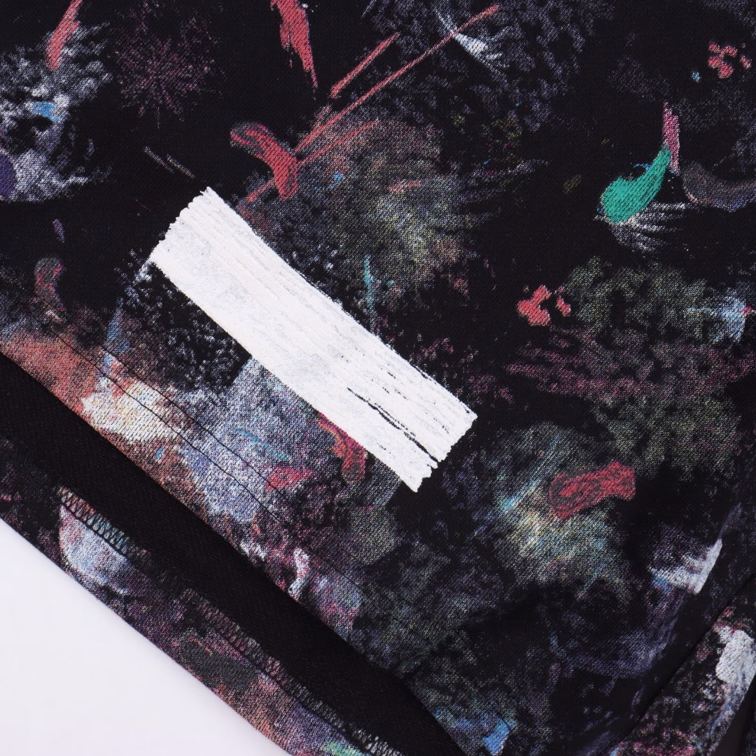 OFF WHITE C/O VIRGIL 17ss Starry Sky Fireworks Ink-Splashed Printed ShortsThe fabric is 380g sweater fabric, terry texture, washed and pre-shrunk without fading or shrinking, a total of 8 sets of screens, the colors are all produced by color collision, offset printing is thermosetting ink, one-to-one data alignment, thick plate concave and convex feel, the thickness was debugged 13 times last time, the color was adjusted 12 times on the machine to finalize the plate, eight plates were printed in eight times for one color, plus an arrow thick plate printing, the first layer is printed in gray, the second layer is printed in white, the third layer is yellow, the fourth layer is green, the fifth layer is blue, the sixth layer is purple, the seventh layer is orange, and the last layer is a thick plate. Any step will be invalid if it goes wrong. Brand new washing label auxiliary materials, I don’t know how many layers of printing have been brushed, and I risked the risk of printing badly to carve out such a model. If it is not a customized fabric, it really can’t hold such a toss. The starry sky fireworks effect is staggered + Strong sense of layering, large logo printed on the back, authentic brush effect, strong sense of concave and convex, no ambiguity in materials, customized tag accessories, all in place