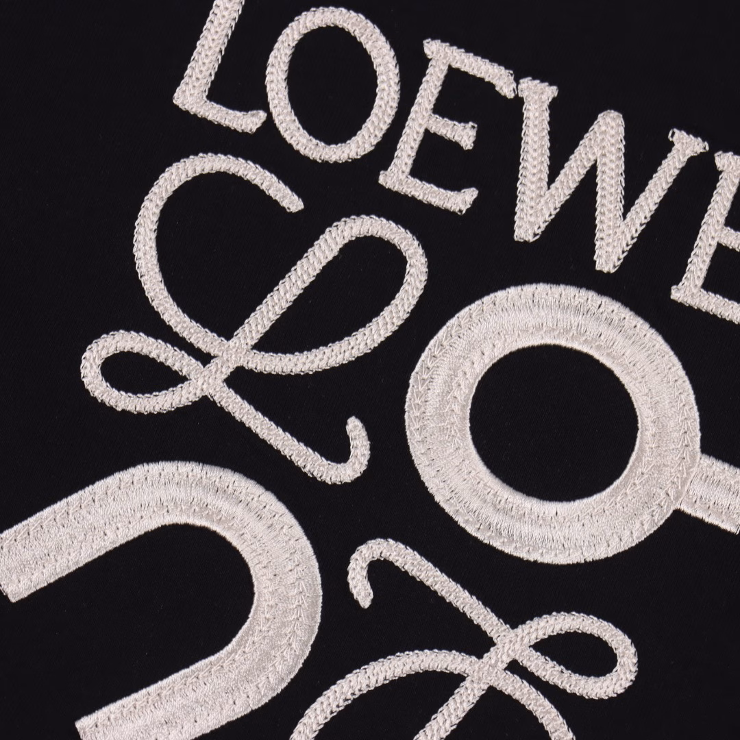 Loewe classic ON Angpao co-branded woven embroidered short sleevesSelected long-staple cotton yarn, 260g fine spinning high-count heavyweight custom-woven and dyed fabric,High-temperature washing and shaping before cutting, finished products are washed and softened, and the wearing experience is skin-friendly and soft, with a natural drape.Synchronized with the counter, slightly dropped shoulders and loose version, salty or sweet, suitable for both men and women, super versatile.Original label.