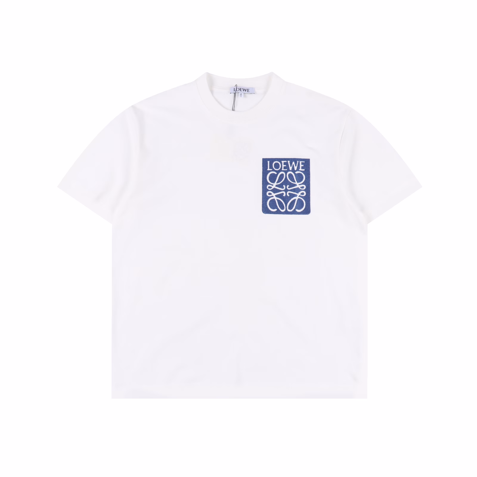 Loewe Classic Fake Pocket Embroidered Short SleeveSelected long-staple cotton yarn, 260g fine spinning high-count heavyweight custom-woven and dyed fabric,High-temperature washing and shaping before cutting, finished product is washed again, skin-friendly and soft, with natural drape.Same as the counter, slightly dropped shoulders and loose version, salty or sweet, suitable for both men and women, super versatile.Original label.