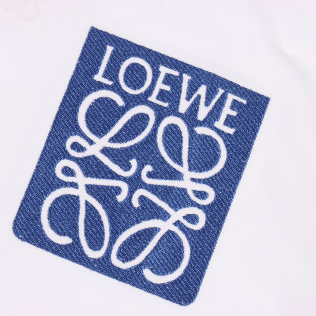 Loewe Classic Fake Pocket Embroidered Short SleeveSelected long-staple cotton yarn, 260g fine spinning high-count heavyweight custom-woven and dyed fabric,High-temperature washing and shaping before cutting, finished product is washed again, skin-friendly and soft, with natural drape.Same as the counter, slightly dropped shoulders and loose version, salty or sweet, suitable for both men and women, super versatile.Original label.
