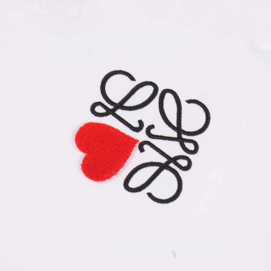 Loewe Classic Heart Embroidered Short SleeveSelected long-staple cotton yarn, 260g fine spinning high-count heavyweight custom-woven and custom-dyed fabric,High-temperature washing and shaping before cutting, finished product is washed again, skin-friendly and soft, with natural drape.Same as the counter, slightly dropped shoulders and loose version, can be salty or sweet, suitable for both men and women, super versatile