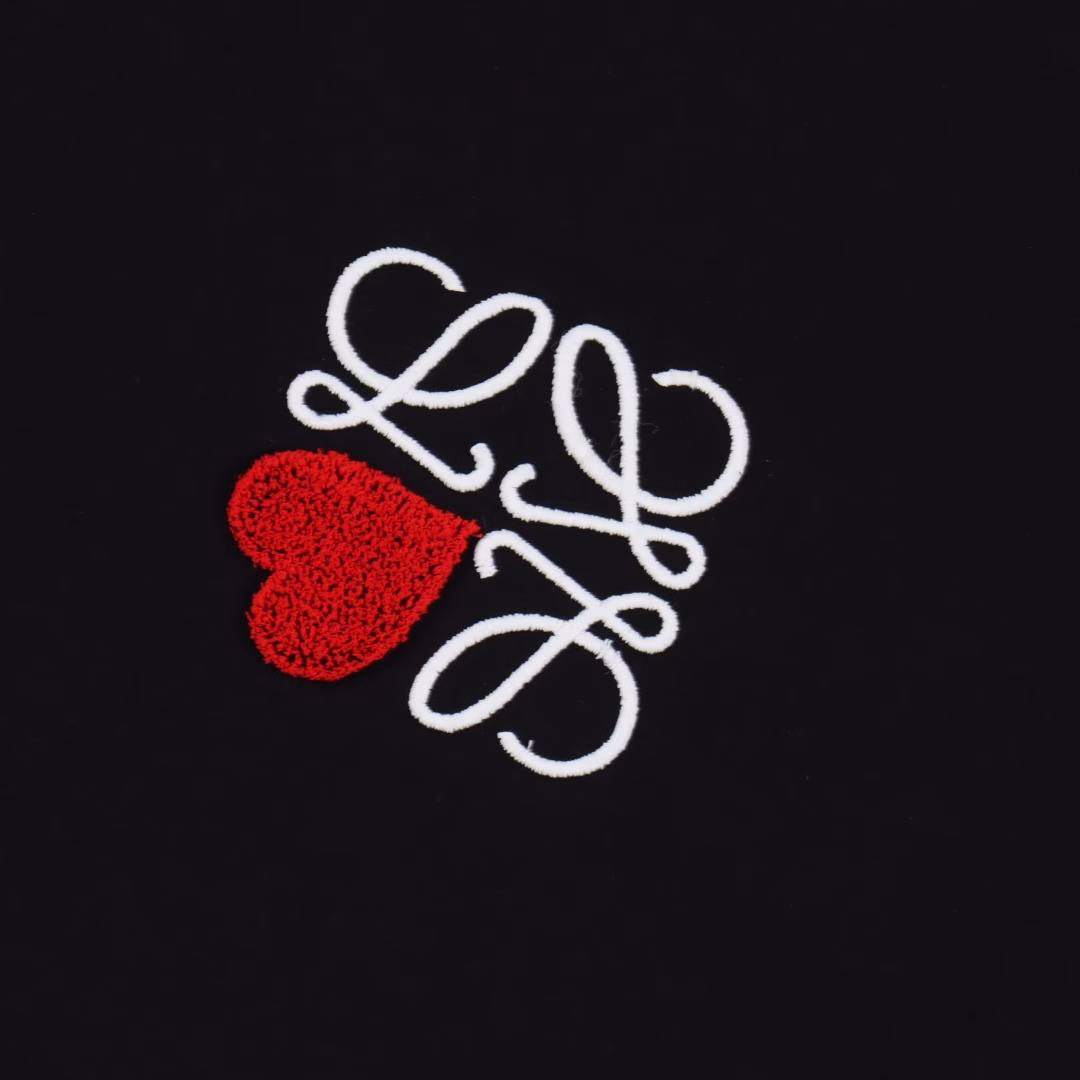 Loewe Classic Heart Embroidered Short SleeveSelected long-staple cotton yarn, 260g fine spinning high-count heavyweight custom-woven and custom-dyed fabric,High-temperature washing and shaping before cutting, finished product is washed again, skin-friendly and soft, with natural drape.Same as the counter, slightly dropped shoulders and loose version, can be salty or sweet, suitable for both men and women, super versatile