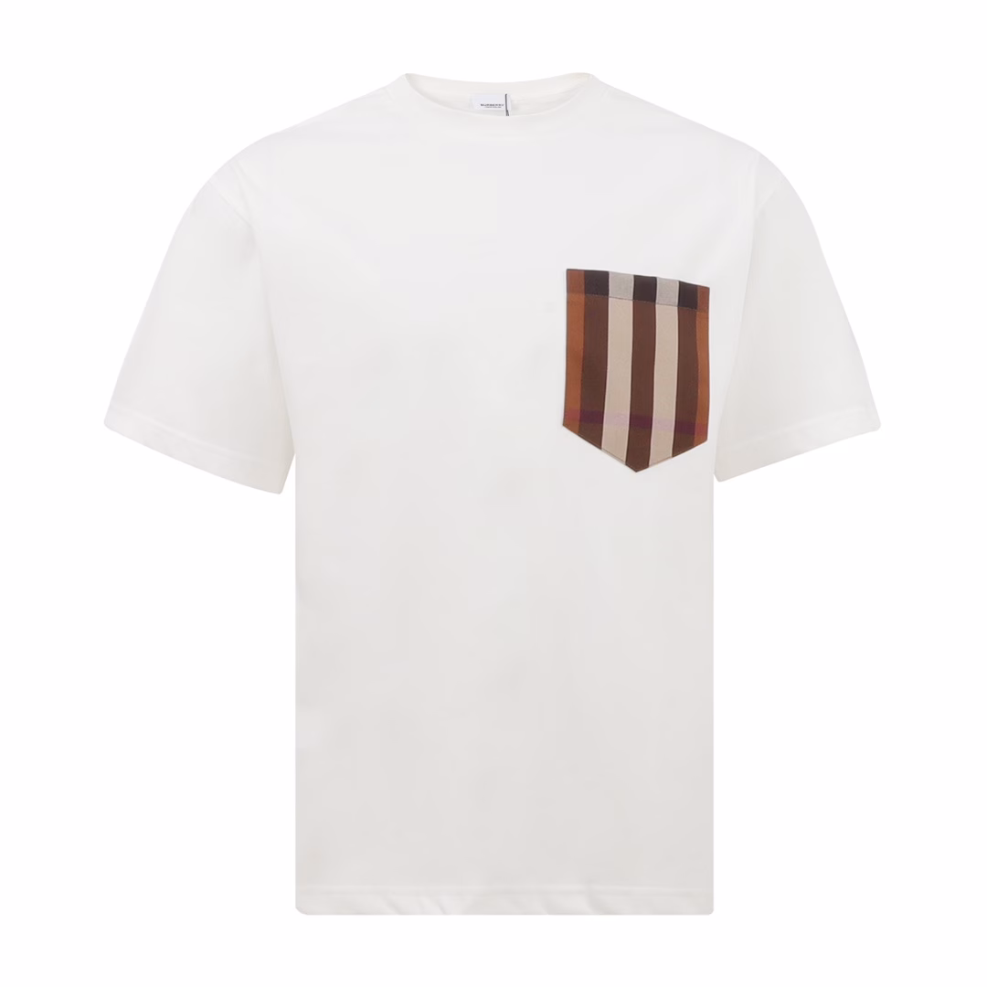 Burberry Checked Pocket Round Neck Short SleeveThis summer's latest classic and stylish slogan T-shirt. No extra frills, just match it to feel the unique charm of British style! Made of plain knitted cotton fabric supplied by customers, with a warm texture and a sense of drape. Neat and detailed craftsmanship, neat lines, custom ribbed neckline, smooth and delicate feel, comfortable and breathable, and well-cut, the most popular OS loose version is cut out, fashionable and eye-catching, full of street casual laziness! The pocket check pattern does not need to be deliberately explained, the neat and delicate beauty is different from the traditional offset pattern!