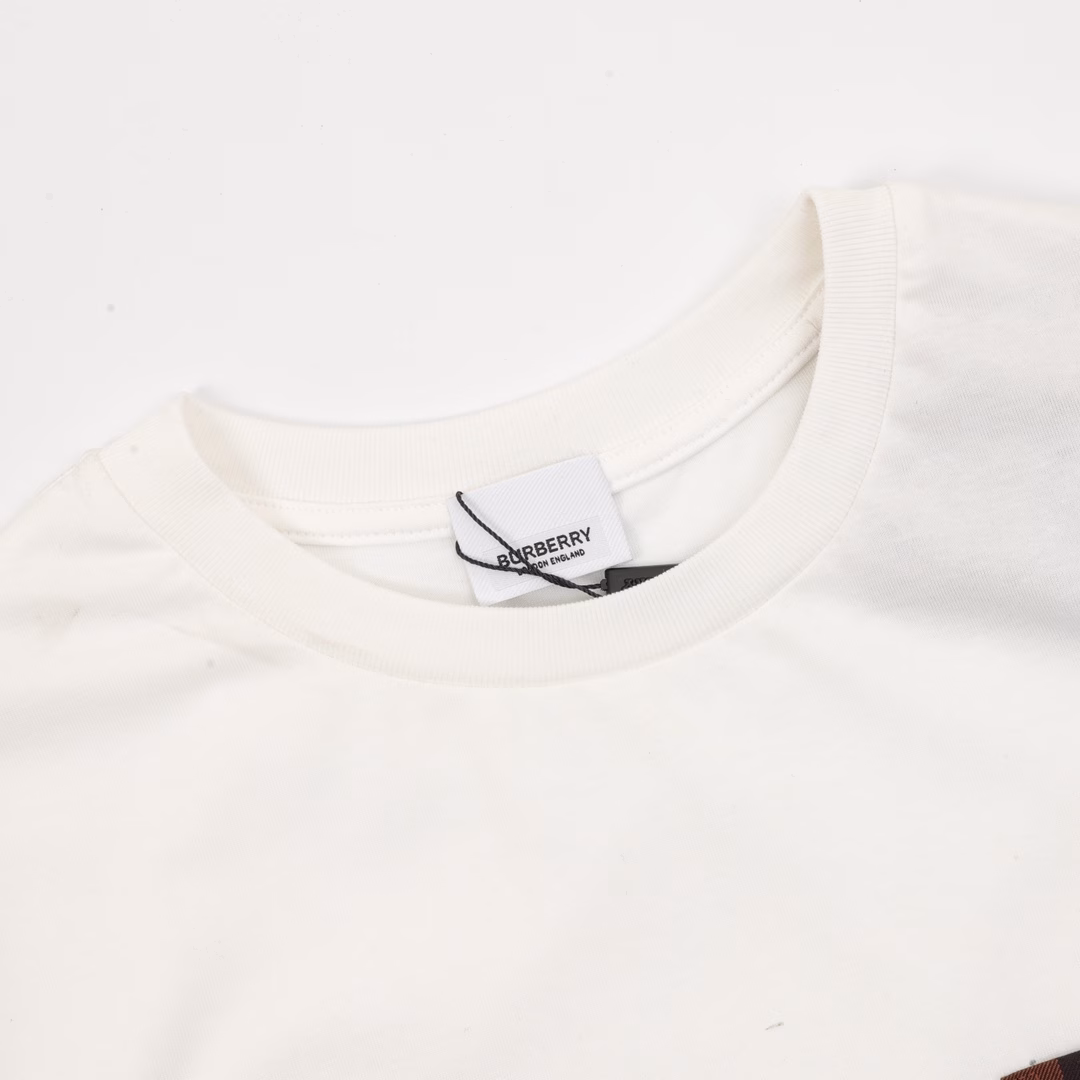 Burberry Checked Pocket Round Neck Short SleeveThis summer's latest classic and stylish slogan T-shirt. No extra frills, just match it to feel the unique charm of British style! Made of plain knitted cotton fabric supplied by customers, with a warm texture and a sense of drape. Neat and detailed craftsmanship, neat lines, custom ribbed neckline, smooth and delicate feel, comfortable and breathable, and well-cut, the most popular OS loose version is cut out, fashionable and eye-catching, full of street casual laziness! The pocket check pattern does not need to be deliberately explained, the neat and delicate beauty is different from the traditional offset pattern!