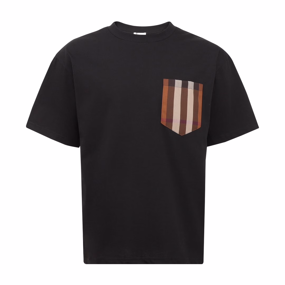 Burberry Checked Pocket Round Neck Short SleeveThis summer's latest classic and stylish slogan T-shirt. No extra frills, just match it to feel the unique charm of British style! Made of plain knitted cotton fabric supplied by customers, with a warm texture and a sense of drape. Neat and detailed craftsmanship, neat lines, custom ribbed neckline, smooth and delicate feel, comfortable and breathable, and well-cut, the most popular OS loose version is cut out, fashionable and eye-catching, full of street casual laziness! The pocket check pattern does not need to be deliberately explained, the neat and delicate beauty is different from the traditional offset pattern!