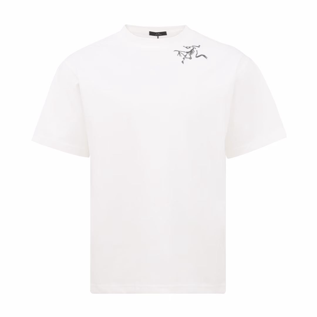 Arc'teryx collar logo print short sleevesThe fabric is 260g combed cotton, customized 32-count 1*1 thread, and the garment is washed twice. The fabric is comfortable and skin-friendly without any strange feeling. The fabric is customized and dyed. The textile density is high, the drape is good, and it is not easy to deform. The thick weave plus the compact spinning process will not affect the breathability of the fabric. The color saturation is very high. This is a treasure-level product that you absolutely cannot miss.