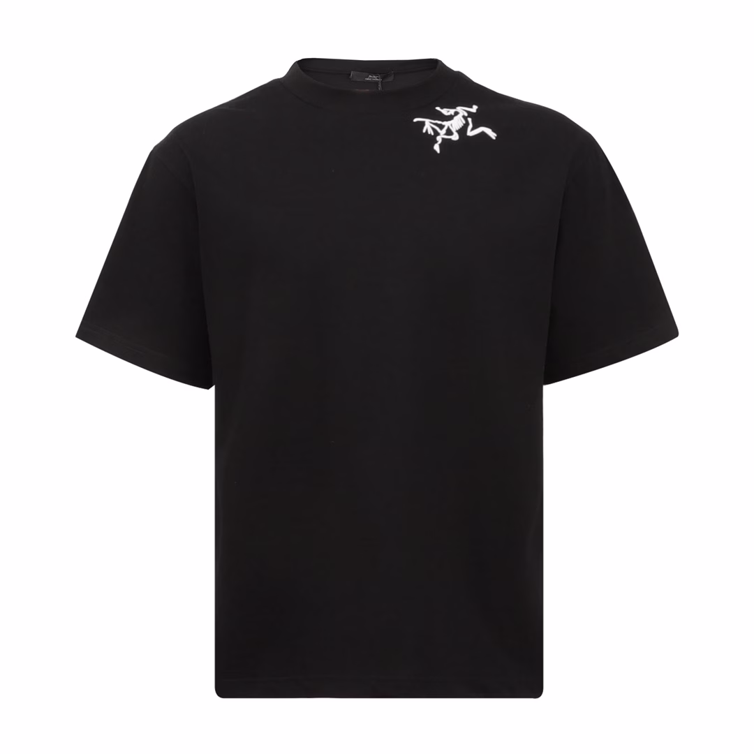 Arc'teryx collar logo print short sleevesThe fabric is 260g combed cotton, customized 32-count 1*1 thread, and the garment is washed twice. The fabric is comfortable and skin-friendly without any strange feeling. The fabric is customized and dyed. The textile density is high, the drape is good, and it is not easy to deform. The thick weave plus the compact spinning process will not affect the breathability of the fabric. The color saturation is very high. This is a treasure-level product that you absolutely cannot miss.