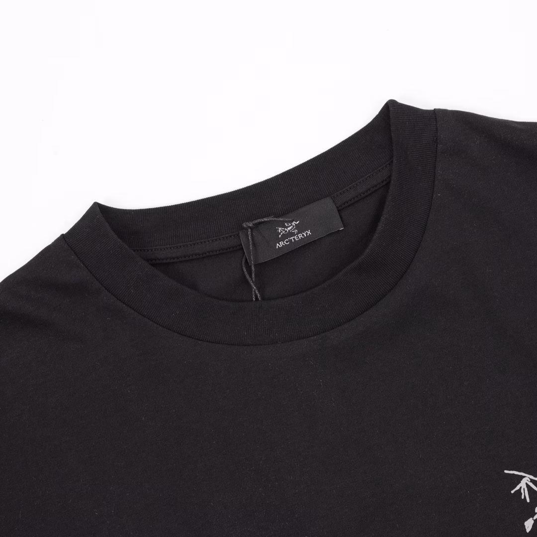 Arc'teryx front and back logo printed short-sleeved T-shirtThe fabric is 260g combed cotton, customized 32-count 1*1 thread, and the garment is washed twice. The fabric is comfortable and skin-friendly without any strange feeling. The custom-dyed fabric has high textile density, good drape, and is not easy to deform. The thick weave plus the compact spinning process will not affect the breathability of the fabric. The color saturation is very high. This is a treasure-level product that you absolutely cannot miss.
