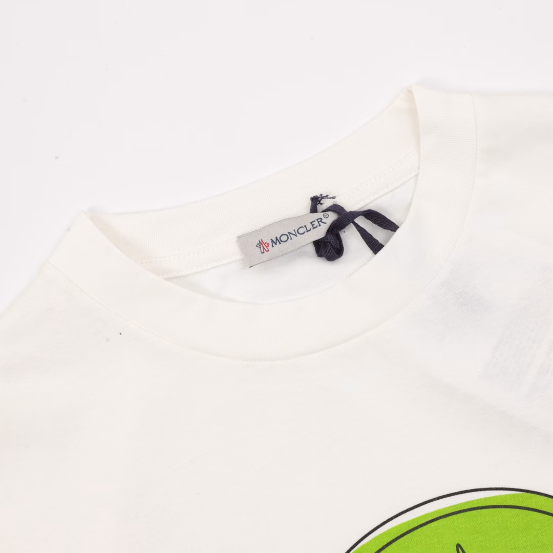 Moncler chest foam print short sleevesThe fabric is 260g combed cotton, customized 32 1*1 thread, the garment is washed twice, the fabric is comfortable and skin-friendly without any strange feeling, the custom-made dyed fabric has high textile density, good drape, not easy to deform, thick weave plus compact spinning process, will not affect the breathability of the fabric, the color saturation is very high, this model is a treasure-level product that you absolutely cannot miss