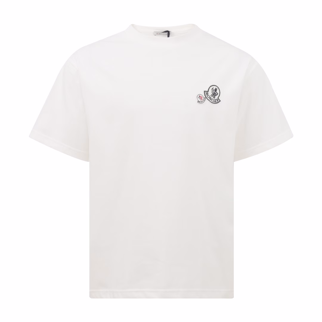 Moncler classic logo embroidered round neck short sleevesThe fabric is made of 260g combed cotton, customized 32 1*1 thread, and the garment is washed twice. The fabric is comfortable and skin-friendly without any strange feeling. The custom-made dyed fabric has high textile density, good drape, and is not easy to deform. The thick weave and compact spinning process will not affect the breathability of the fabric. The color saturation is very high. This model is a treasure-level product that you absolutely cannot miss!
