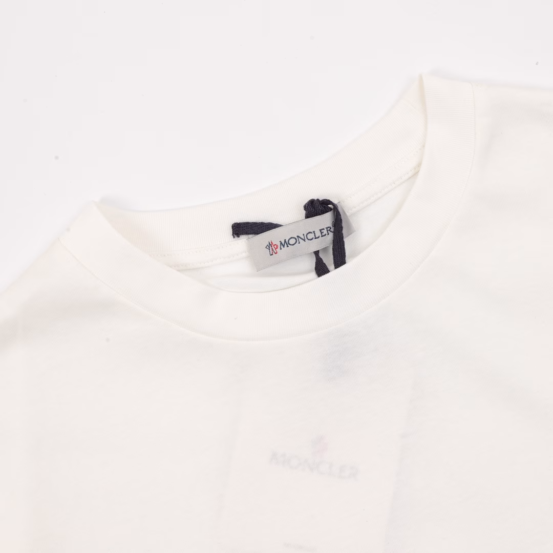 Moncler classic logo embroidered round neck short sleevesThe fabric is made of 260g combed cotton, customized 32 1*1 thread, and the garment is washed twice. The fabric is comfortable and skin-friendly without any strange feeling. The custom-made dyed fabric has high textile density, good drape, and is not easy to deform. The thick weave and compact spinning process will not affect the breathability of the fabric. The color saturation is very high. This model is a treasure-level product that you absolutely cannot miss!