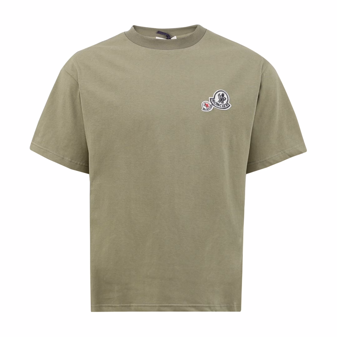 Moncler classic logo embroidered round neck short sleevesThe fabric is made of 260g combed cotton, customized 32 1*1 thread, and the garment is washed twice. The fabric is comfortable and skin-friendly without any strange feeling. The custom-made dyed fabric has high textile density, good drape, and is not easy to deform. The thick weave and compact spinning process will not affect the breathability of the fabric. The color saturation is very high. This model is a treasure-level product that you absolutely cannot miss!