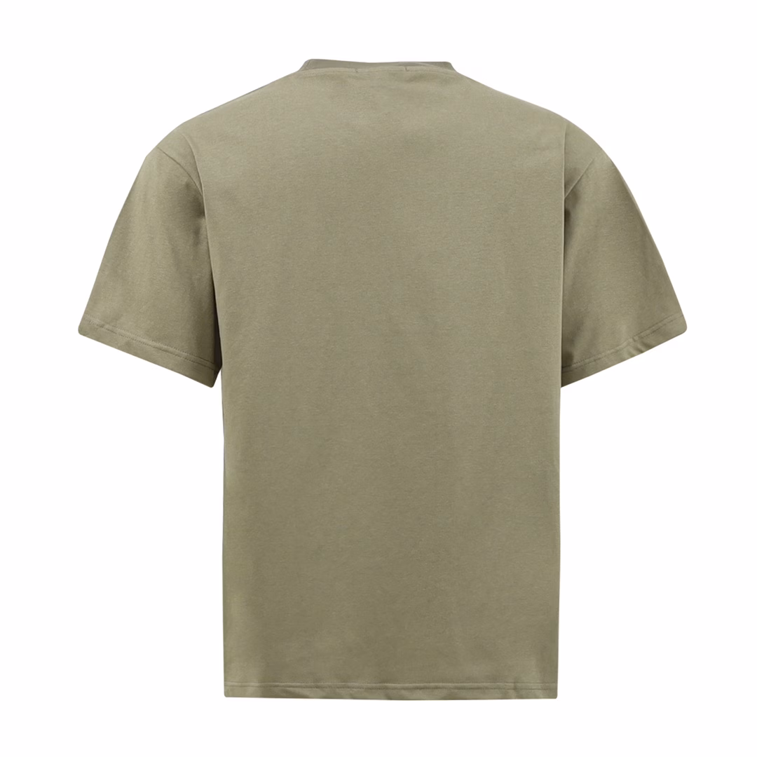 Moncler classic logo embroidered round neck short sleevesThe fabric is made of 260g combed cotton, customized 32 1*1 thread, and the garment is washed twice. The fabric is comfortable and skin-friendly without any strange feeling. The custom-made dyed fabric has high textile density, good drape, and is not easy to deform. The thick weave and compact spinning process will not affect the breathability of the fabric. The color saturation is very high. This model is a treasure-level product that you absolutely cannot miss!