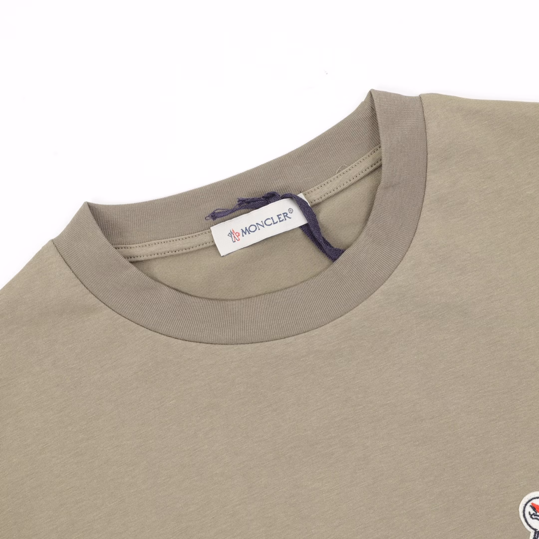 Moncler classic logo embroidered round neck short sleevesThe fabric is made of 260g combed cotton, customized 32 1*1 thread, and the garment is washed twice. The fabric is comfortable and skin-friendly without any strange feeling. The custom-made dyed fabric has high textile density, good drape, and is not easy to deform. The thick weave and compact spinning process will not affect the breathability of the fabric. The color saturation is very high. This model is a treasure-level product that you absolutely cannot miss!