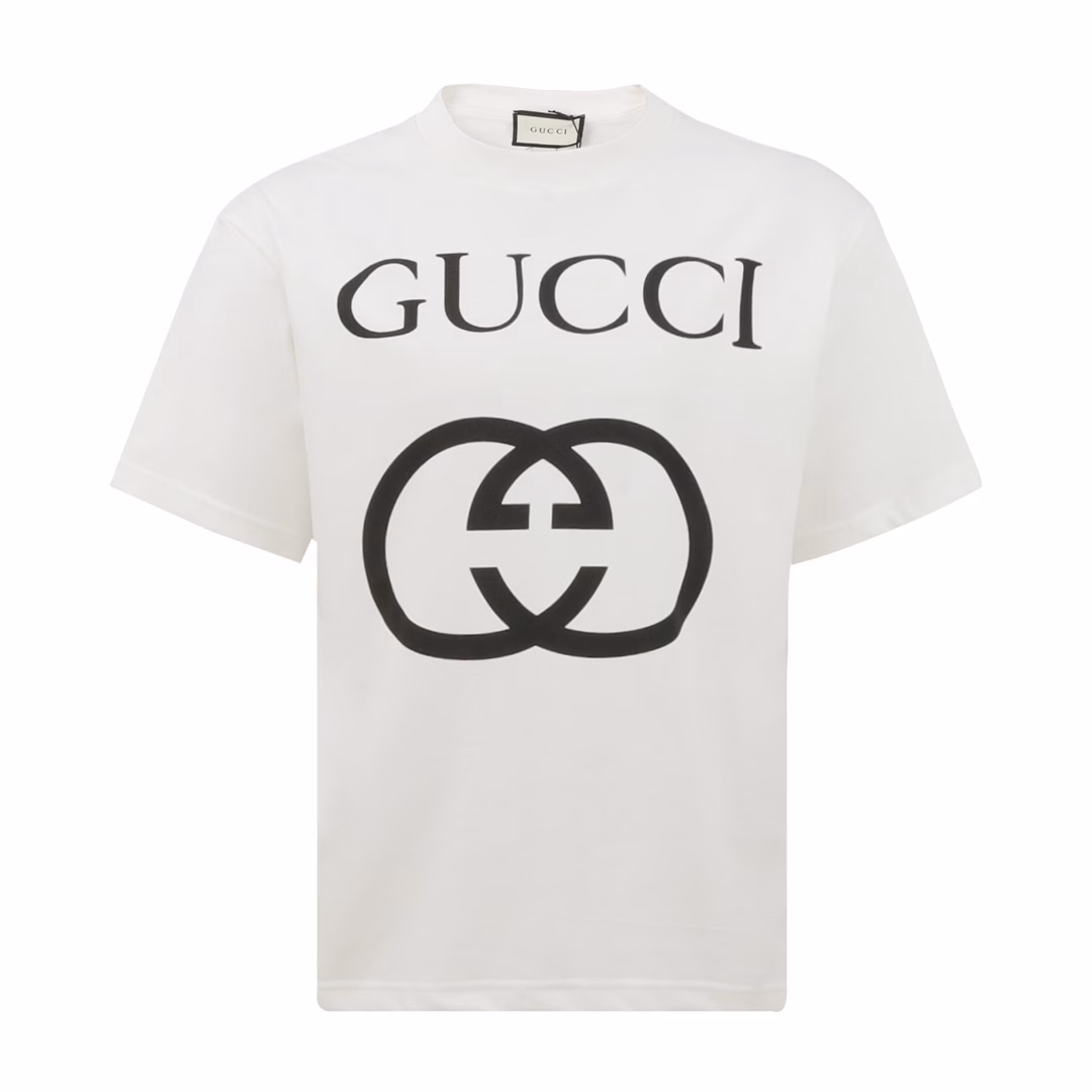 Gucci Double G Basic Double Ring Inverted Logo Printed Short SleevesThe fabric is made of 32-count double yarn plain weave dust-free wool knitted cotton, original custom dyeing, constant temperature dyeing with environmentally friendly active dyes to ensure that the color and color of the cloth head and tail are consistent, dyed with 21S fine cotton 1*1 rootless rib, front plate screen glue printing, 1800 mesh imported mesh making screen frame, fine and uniform printing slurry, wide fabric texture, printing slurry scraping 5 times in total, eliminating leakage, full layering, printing is made of precision controlled hot melt offset printing, temperature changes directly affect the gloss and elasticity of offset printing, precise offset printing body is smooth and delicate, active chip, RFID active tag, working frequency is 13.56MHz and 856MHz to 960MHz, all consistent, top purchasing version, sell at will without fear of quality pressure.