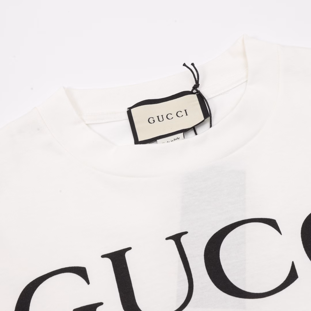 Gucci Double G Basic Double Ring Inverted Logo Printed Short SleevesThe fabric is made of 32-count double yarn plain weave dust-free wool knitted cotton, original custom dyeing, constant temperature dyeing with environmentally friendly active dyes to ensure that the color and color of the cloth head and tail are consistent, dyed with 21S fine cotton 1*1 rootless rib, front plate screen glue printing, 1800 mesh imported mesh making screen frame, fine and uniform printing slurry, wide fabric texture, printing slurry scraping 5 times in total, eliminating leakage, full layering, printing is made of precision controlled hot melt offset printing, temperature changes directly affect the gloss and elasticity of offset printing, precise offset printing body is smooth and delicate, active chip, RFID active tag, working frequency is 13.56MHz and 856MHz to 960MHz, all consistent, top purchasing version, sell at will without fear of quality pressure.
