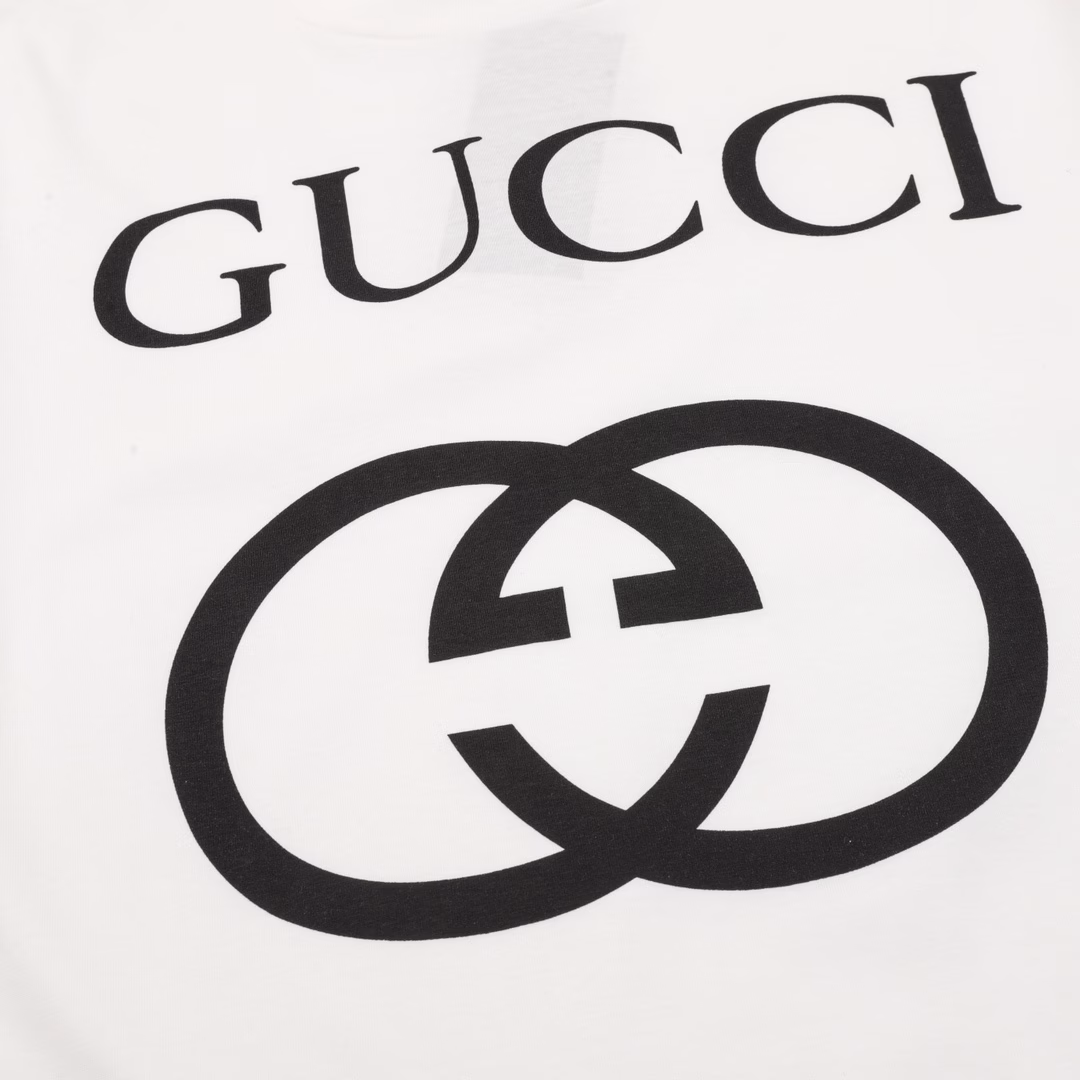 Gucci Double G Basic Double Ring Inverted Logo Printed Short SleevesThe fabric is made of 32-count double yarn plain weave dust-free wool knitted cotton, original custom dyeing, constant temperature dyeing with environmentally friendly active dyes to ensure that the color and color of the cloth head and tail are consistent, dyed with 21S fine cotton 1*1 rootless rib, front plate screen glue printing, 1800 mesh imported mesh making screen frame, fine and uniform printing slurry, wide fabric texture, printing slurry scraping 5 times in total, eliminating leakage, full layering, printing is made of precision controlled hot melt offset printing, temperature changes directly affect the gloss and elasticity of offset printing, precise offset printing body is smooth and delicate, active chip, RFID active tag, working frequency is 13.56MHz and 856MHz to 960MHz, all consistent, top purchasing version, sell at will without fear of quality pressure.