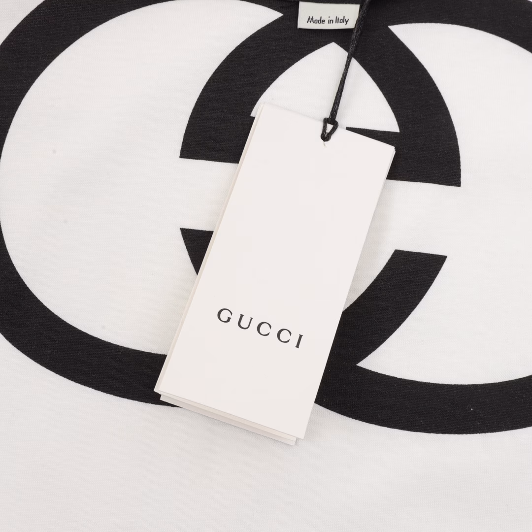 Gucci Double G Basic Double Ring Inverted Logo Printed Short SleevesThe fabric is made of 32-count double yarn plain weave dust-free wool knitted cotton, original custom dyeing, constant temperature dyeing with environmentally friendly active dyes to ensure that the color and color of the cloth head and tail are consistent, dyed with 21S fine cotton 1*1 rootless rib, front plate screen glue printing, 1800 mesh imported mesh making screen frame, fine and uniform printing slurry, wide fabric texture, printing slurry scraping 5 times in total, eliminating leakage, full layering, printing is made of precision controlled hot melt offset printing, temperature changes directly affect the gloss and elasticity of offset printing, precise offset printing body is smooth and delicate, active chip, RFID active tag, working frequency is 13.56MHz and 856MHz to 960MHz, all consistent, top purchasing version, sell at will without fear of quality pressure.