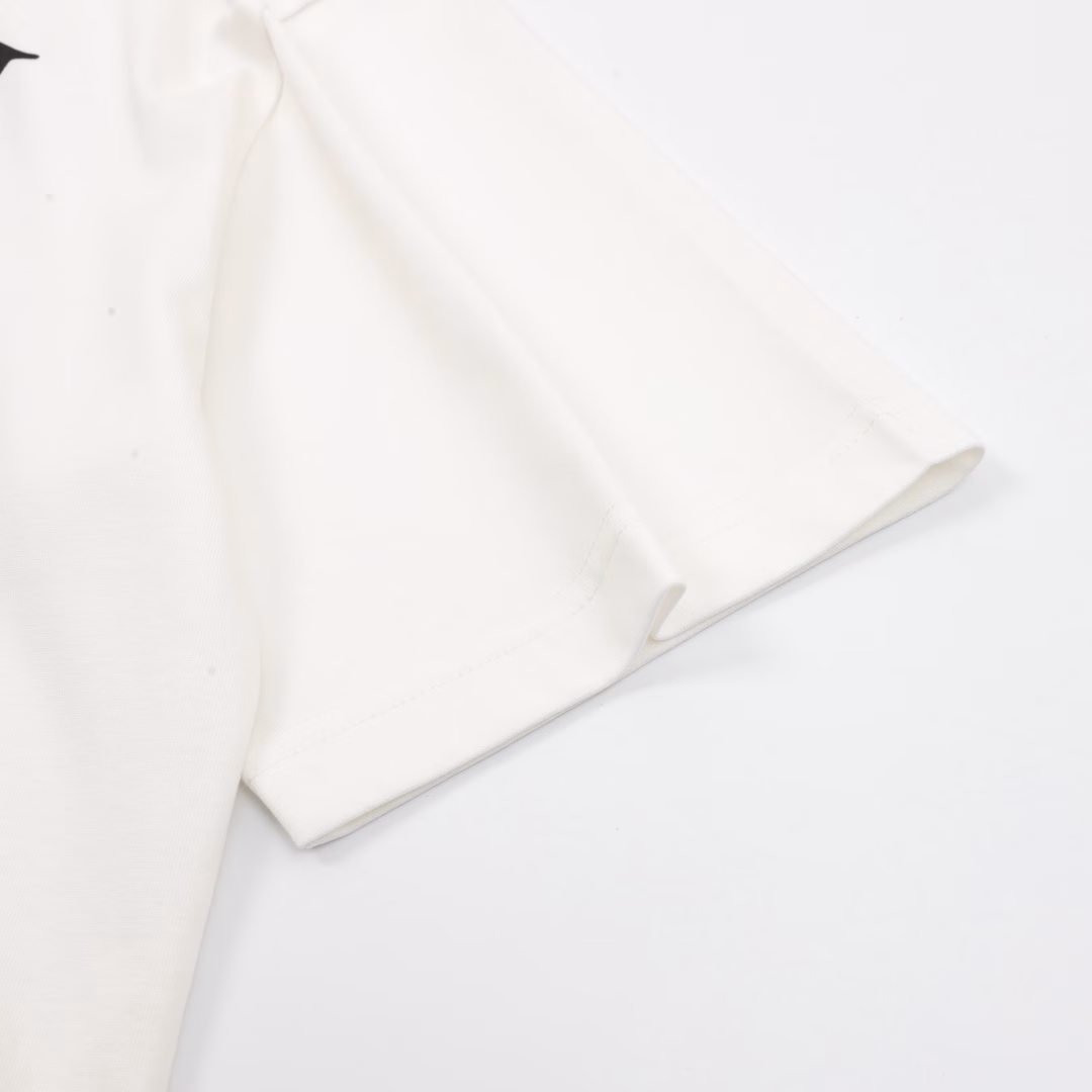 Gucci Double G Basic Double Ring Inverted Logo Printed Short SleevesThe fabric is made of 32-count double yarn plain weave dust-free wool knitted cotton, original custom dyeing, constant temperature dyeing with environmentally friendly active dyes to ensure that the color and color of the cloth head and tail are consistent, dyed with 21S fine cotton 1*1 rootless rib, front plate screen glue printing, 1800 mesh imported mesh making screen frame, fine and uniform printing slurry, wide fabric texture, printing slurry scraping 5 times in total, eliminating leakage, full layering, printing is made of precision controlled hot melt offset printing, temperature changes directly affect the gloss and elasticity of offset printing, precise offset printing body is smooth and delicate, active chip, RFID active tag, working frequency is 13.56MHz and 856MHz to 960MHz, all consistent, top purchasing version, sell at will without fear of quality pressure.