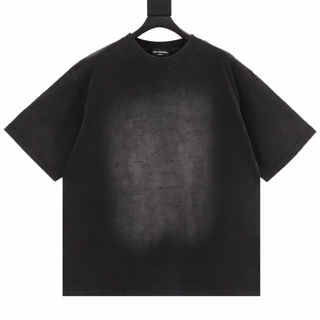 Balenciaga washed full-printed letter print round neck T-shirtCustomized high-weight knitted cotton fabric is carefully made, with a particularly solid feel, full texture, soft and delicate, comfortable to wear, excellent moisture absorption and perspiration performance, not stuffy! The cursive logo on the chest is very eye-catching and highly recognizable! The loose OS version is tailored to meet the current trend aesthetics. It is very inclusive and can easily create a shape when worn casually!