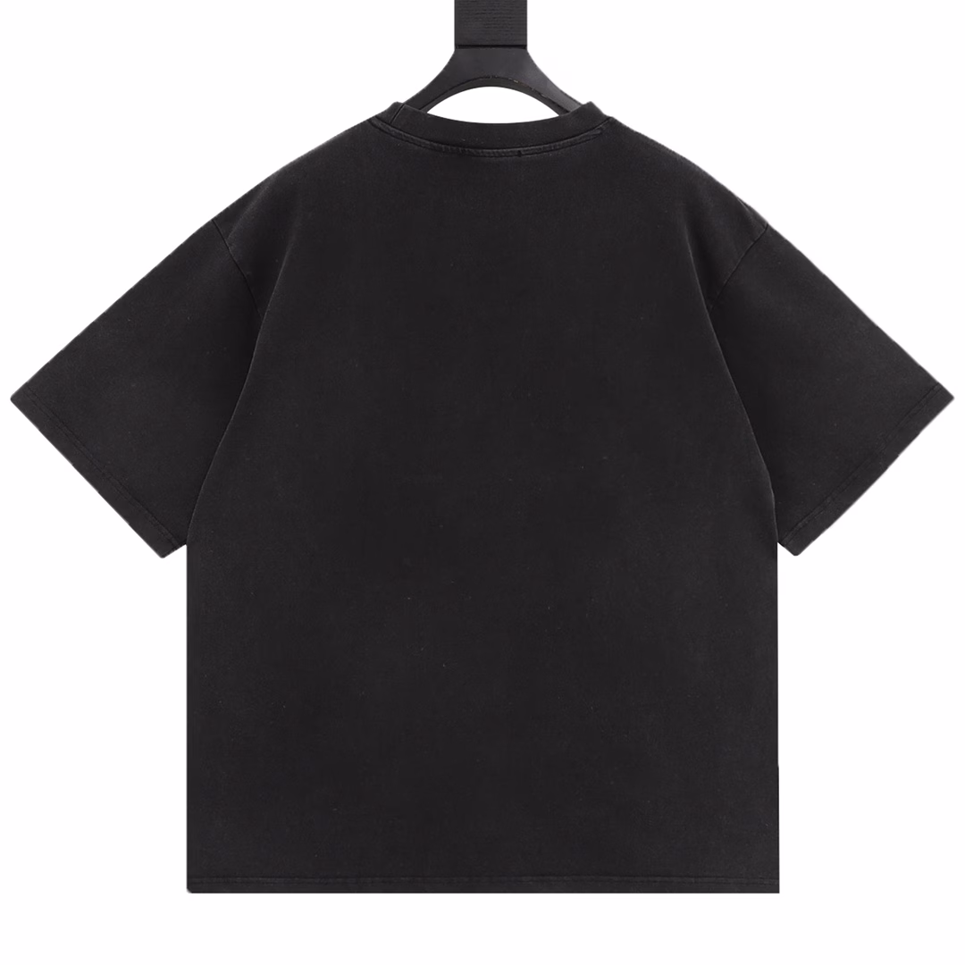 Balenciaga washed full-printed letter print round neck T-shirtCustomized high-weight knitted cotton fabric is carefully made, with a particularly solid feel, full texture, soft and delicate, comfortable to wear, excellent moisture absorption and perspiration performance, not stuffy! The cursive logo on the chest is very eye-catching and highly recognizable! The loose OS version is tailored to meet the current trend aesthetics. It is very inclusive and can easily create a shape when worn casually!