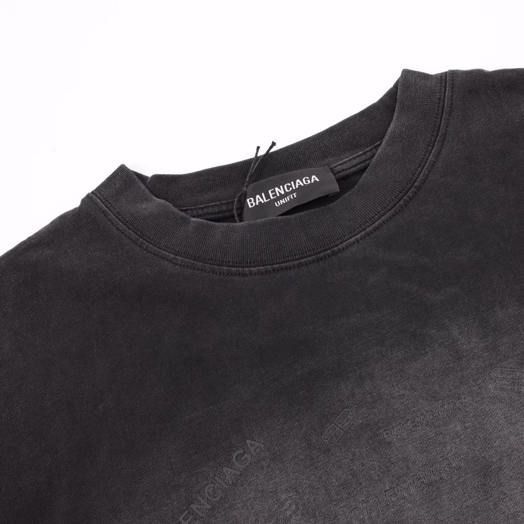 Balenciaga washed full-printed letter print round neck T-shirtCustomized high-weight knitted cotton fabric is carefully made, with a particularly solid feel, full texture, soft and delicate, comfortable to wear, excellent moisture absorption and perspiration performance, not stuffy! The cursive logo on the chest is very eye-catching and highly recognizable! The loose OS version is tailored to meet the current trend aesthetics. It is very inclusive and can easily create a shape when worn casually!