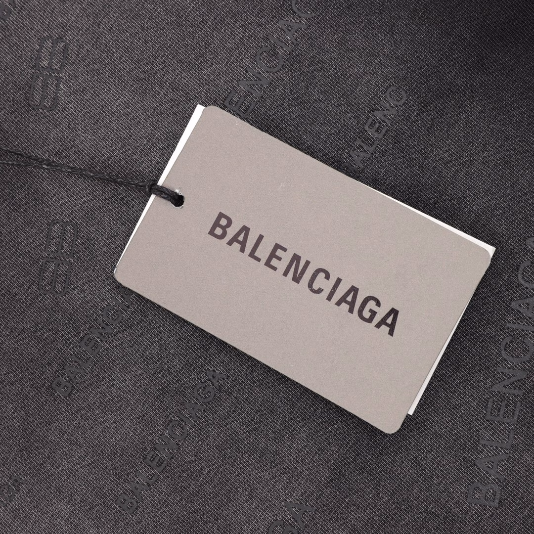 Balenciaga washed full-printed letter print round neck T-shirtCustomized high-weight knitted cotton fabric is carefully made, with a particularly solid feel, full texture, soft and delicate, comfortable to wear, excellent moisture absorption and perspiration performance, not stuffy! The cursive logo on the chest is very eye-catching and highly recognizable! The loose OS version is tailored to meet the current trend aesthetics. It is very inclusive and can easily create a shape when worn casually!