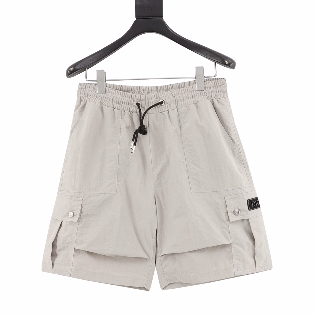 Dior workwear pocket logo shortsThe fabric is made of custom woven fabric, which is treated with silky and ultra-soft treatment compared with the original. The texture of the fabric is clear and obvious, the drape is excellent, and the workmanship is exquisite and meets the export standards of foreign trade. There are 4.5 stitches per centimeter, and each seam is pressed with visible lines. The lines are neat and standard like a ruler. The woven cotton ribbon is tightly woven and feels soft. The embroidery process uses the Behringer embroidery machine to make the embroidery color fuller and the embroidery more three-dimensional. The version has a good effect on the body. It is the same style for men and women, simple and versatile. It is a heavy-duty item for purchasing, and you can compare any quality on the market at will!