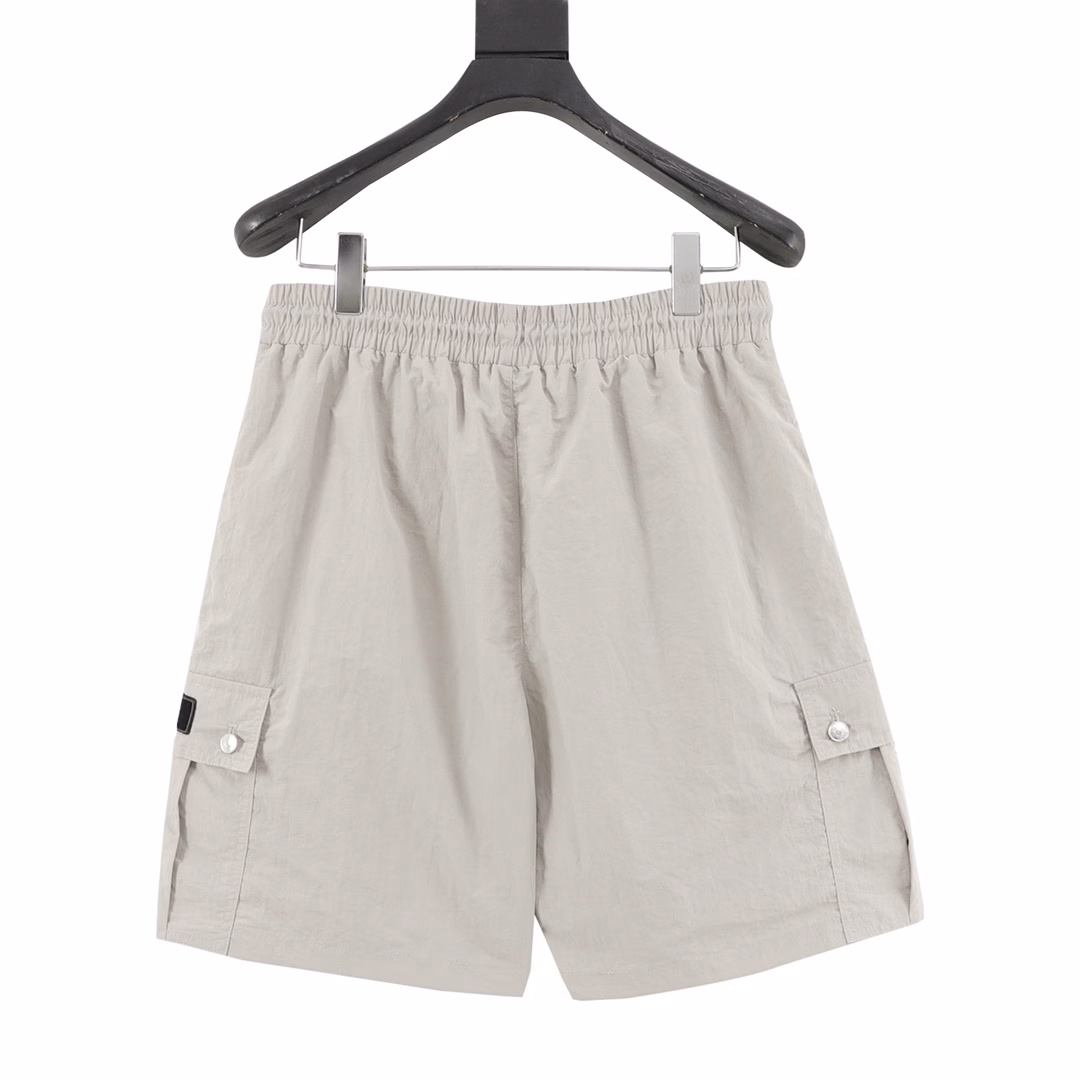 Dior workwear pocket logo shortsThe fabric is made of custom woven fabric, which is treated with silky and ultra-soft treatment compared with the original. The texture of the fabric is clear and obvious, the drape is excellent, and the workmanship is exquisite and meets the export standards of foreign trade. There are 4.5 stitches per centimeter, and each seam is pressed with visible lines. The lines are neat and standard like a ruler. The woven cotton ribbon is tightly woven and feels soft. The embroidery process uses the Behringer embroidery machine to make the embroidery color fuller and the embroidery more three-dimensional. The version has a good effect on the body. It is the same style for men and women, simple and versatile. It is a heavy-duty item for purchasing, and you can compare any quality on the market at will!