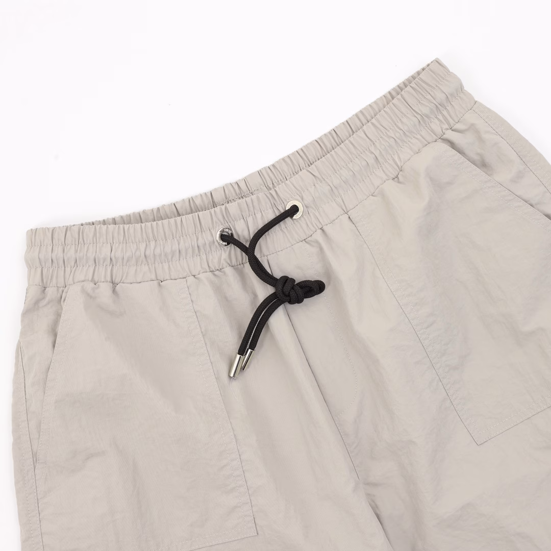 Dior workwear pocket logo shortsThe fabric is made of custom woven fabric, which is treated with silky and ultra-soft treatment compared with the original. The texture of the fabric is clear and obvious, the drape is excellent, and the workmanship is exquisite and meets the export standards of foreign trade. There are 4.5 stitches per centimeter, and each seam is pressed with visible lines. The lines are neat and standard like a ruler. The woven cotton ribbon is tightly woven and feels soft. The embroidery process uses the Behringer embroidery machine to make the embroidery color fuller and the embroidery more three-dimensional. The version has a good effect on the body. It is the same style for men and women, simple and versatile. It is a heavy-duty item for purchasing, and you can compare any quality on the market at will!