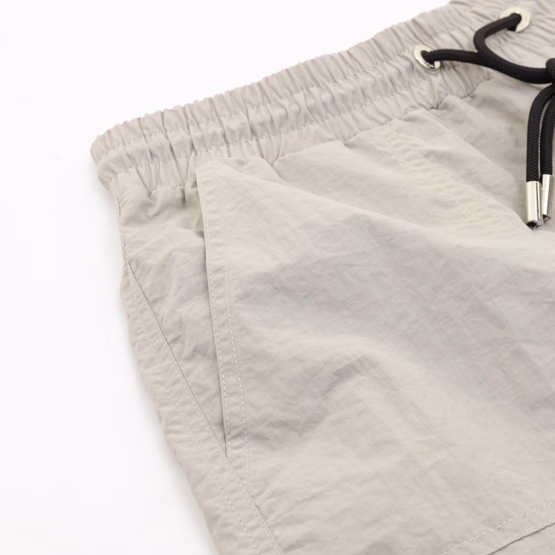 Dior workwear pocket logo shortsThe fabric is made of custom woven fabric, which is treated with silky and ultra-soft treatment compared with the original. The texture of the fabric is clear and obvious, the drape is excellent, and the workmanship is exquisite and meets the export standards of foreign trade. There are 4.5 stitches per centimeter, and each seam is pressed with visible lines. The lines are neat and standard like a ruler. The woven cotton ribbon is tightly woven and feels soft. The embroidery process uses the Behringer embroidery machine to make the embroidery color fuller and the embroidery more three-dimensional. The version has a good effect on the body. It is the same style for men and women, simple and versatile. It is a heavy-duty item for purchasing, and you can compare any quality on the market at will!