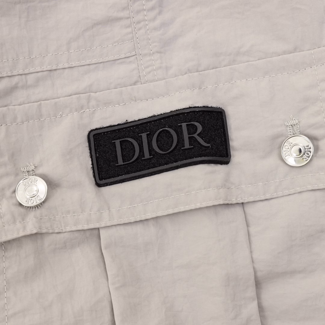 Dior workwear pocket logo shortsThe fabric is made of custom woven fabric, which is treated with silky and ultra-soft treatment compared with the original. The texture of the fabric is clear and obvious, the drape is excellent, and the workmanship is exquisite and meets the export standards of foreign trade. There are 4.5 stitches per centimeter, and each seam is pressed with visible lines. The lines are neat and standard like a ruler. The woven cotton ribbon is tightly woven and feels soft. The embroidery process uses the Behringer embroidery machine to make the embroidery color fuller and the embroidery more three-dimensional. The version has a good effect on the body. It is the same style for men and women, simple and versatile. It is a heavy-duty item for purchasing, and you can compare any quality on the market at will!