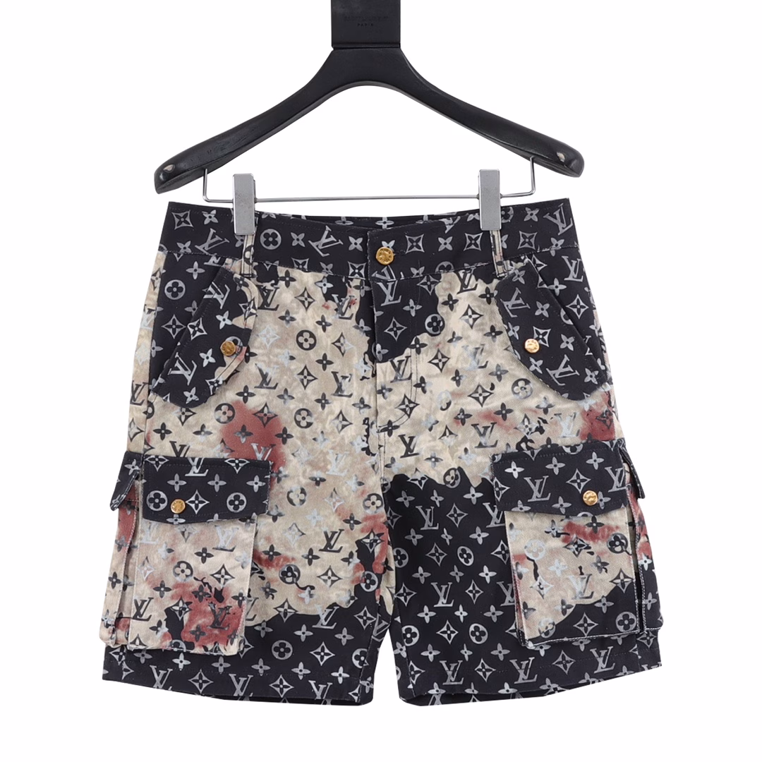 Louis Vuitton Full Print Denim ShortsMONOGRAM deconstructs denim workwear design with dynamic sports cuts. The zipper can tighten the hood to the high neckline, with front slant patch pockets and elastic hem. Monogram silicone embossing on the yoke, pockets and sleeves conveys the brand's interest. All the celebrities and influencers are vying to wear this style! It can be called the hottest style of the year!