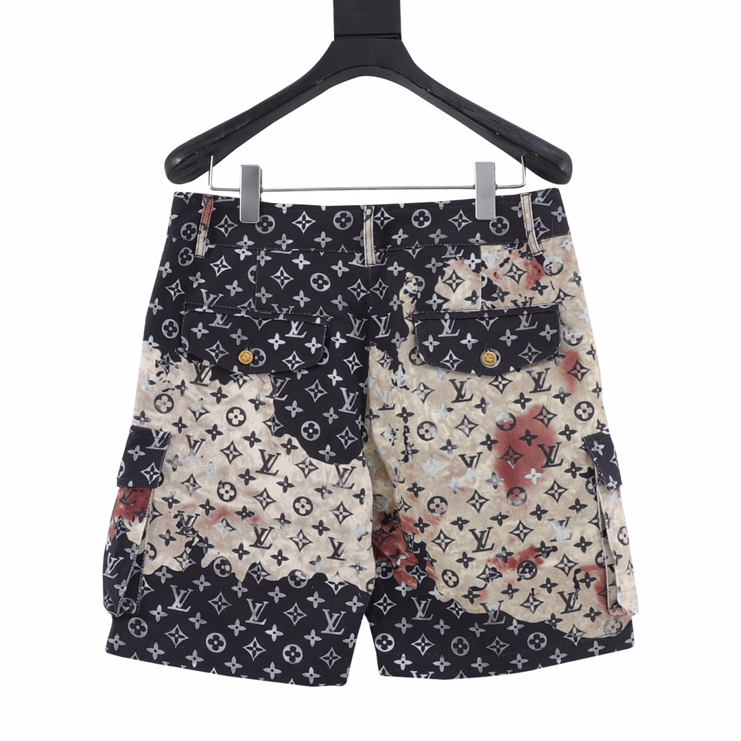 Louis Vuitton Full Print Denim ShortsMONOGRAM deconstructs denim workwear design with dynamic sports cuts. The zipper can tighten the hood to the high neckline, with front slant patch pockets and elastic hem. Monogram silicone embossing on the yoke, pockets and sleeves conveys the brand's interest. All the celebrities and influencers are vying to wear this style! It can be called the hottest style of the year!