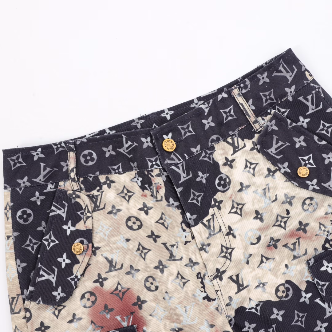 Louis Vuitton Full Print Denim ShortsMONOGRAM deconstructs denim workwear design with dynamic sports cuts. The zipper can tighten the hood to the high neckline, with front slant patch pockets and elastic hem. Monogram silicone embossing on the yoke, pockets and sleeves conveys the brand's interest. All the celebrities and influencers are vying to wear this style! It can be called the hottest style of the year!