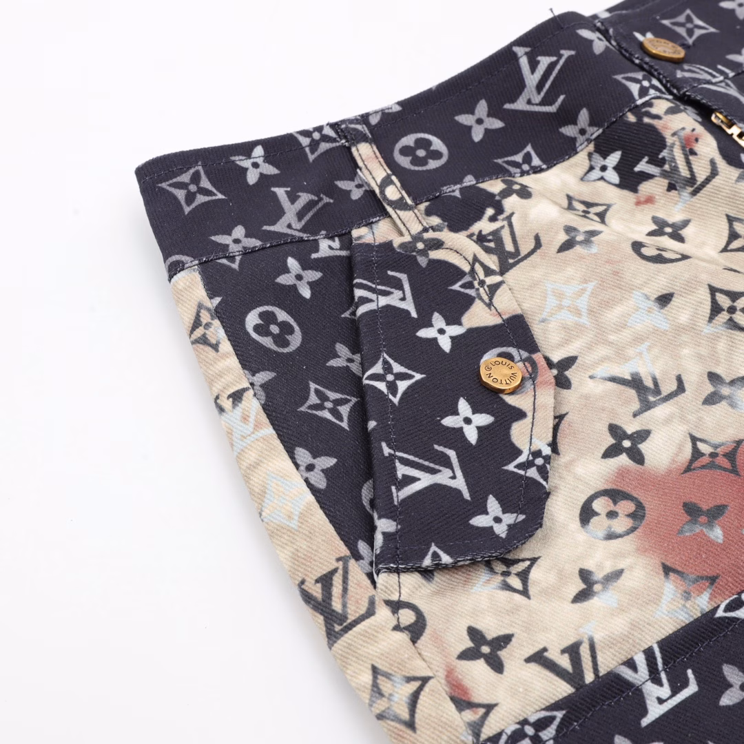 Louis Vuitton Full Print Denim ShortsMONOGRAM deconstructs denim workwear design with dynamic sports cuts. The zipper can tighten the hood to the high neckline, with front slant patch pockets and elastic hem. Monogram silicone embossing on the yoke, pockets and sleeves conveys the brand's interest. All the celebrities and influencers are vying to wear this style! It can be called the hottest style of the year!